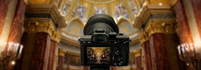 Vista posterior de la cámara con el interior de una iglesia desenfocado de fondo