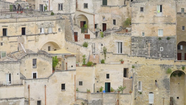 Imagen de ejemplo que muestra una captura de fotogramas de video con sobremuestreo de 6K de un paisaje urbano