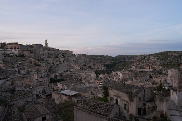 Imagen de ejemplo de un paisaje urbano temprano en la mañana