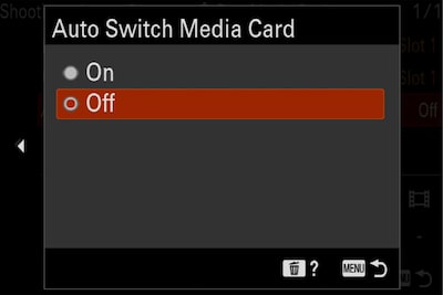 Imagen del producto que muestra el menú "Auto Switch de tarjeta multimedia" con la opción “Desactivado” seleccionada