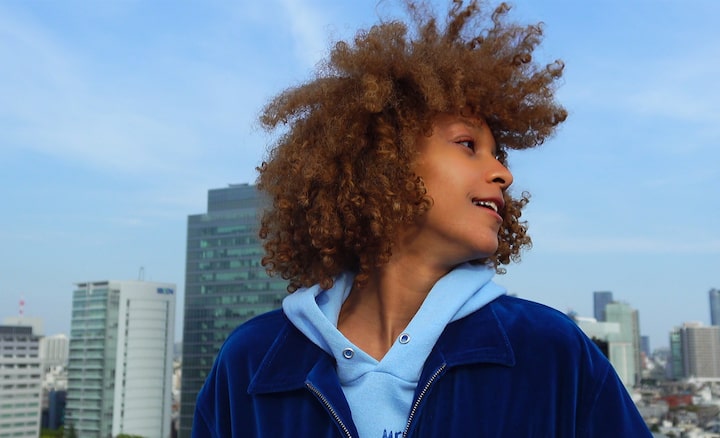 Imagen de un modelo en la ciudad con edificios de fondo