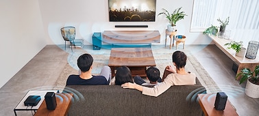 Familia viendo la televisión con la HT-S40R en una sala