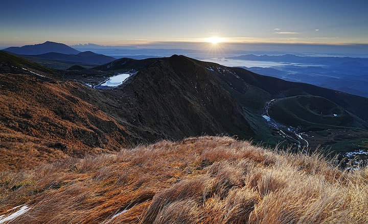 Hermosa escena del amanecer en la montaña. Imágen superpuesta, brillo y difuminación del color se atenúan para más claridad.